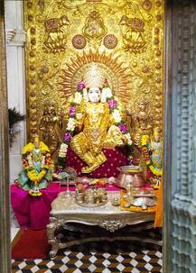 सोन्याची साडी परिधान केलेल्या पुण्यातील श्री महालक्ष्मी देवीचं मोहक रुप