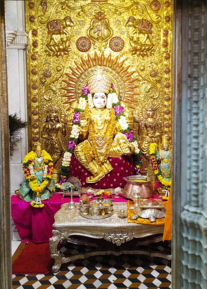 तब्बल 16 किलो सोन्याची साडी परिधान केलेलं देवीचं सुवर्णवस्त्रातील रुप पाहण्यासाठी भाविकांनी मोठी गर्दी केली आहे.