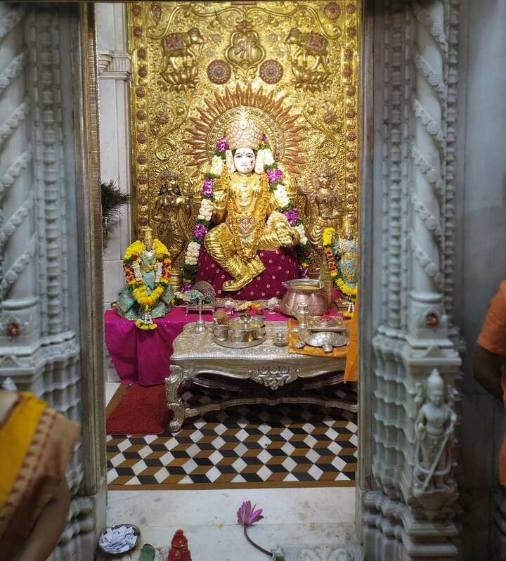 वर्षभरात केवळ दोन वेळा म्हणजेच दसरा आणि लक्ष्मीपूजनाच्या दिवशी ही साडी देवीला नेसवण्यात येते.