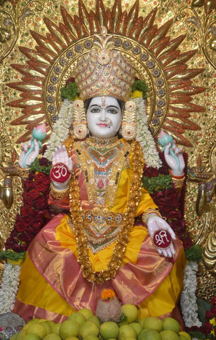 श्री महालक्ष्मी मंदिर सारसबागच्यावतीने नवरात्र उत्सवानिमित्त दरवर्षी देवीला ही साडी नेसवण्यात येते.