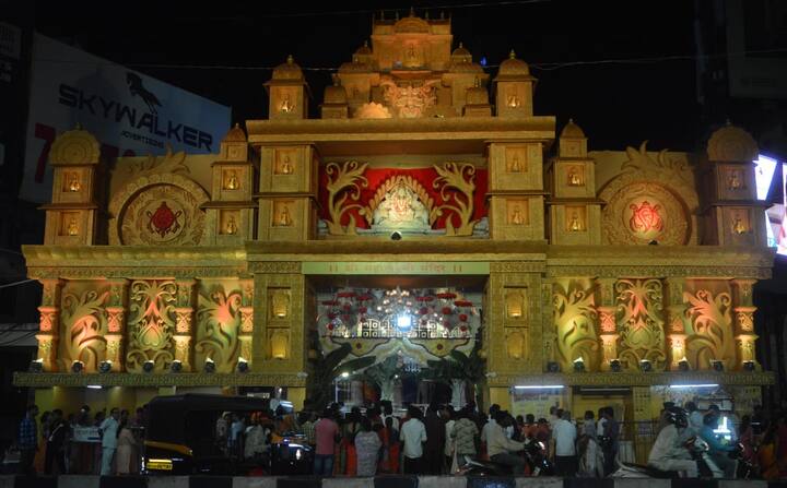 सुमारे सहा महिने ही साडी तयार करण्याचे काम सुरु होतं. आकर्षक नक्षीकाम करुन ही सोन्याची साडी साकारण्यात आली आहे.