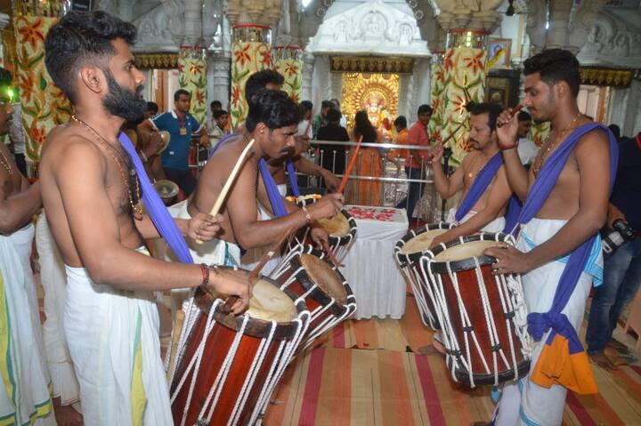 श्री महालक्ष्मी देवीला सोन्याच्या साडीने आभूषित करण्याचं हे नववं वर्ष आहे. दसऱ्याच्या दिवशी हळदी-कुंकू आणि ओटीच्या कार्यक्रमाने नवरात्रोत्सवाचा समारोप झाला.