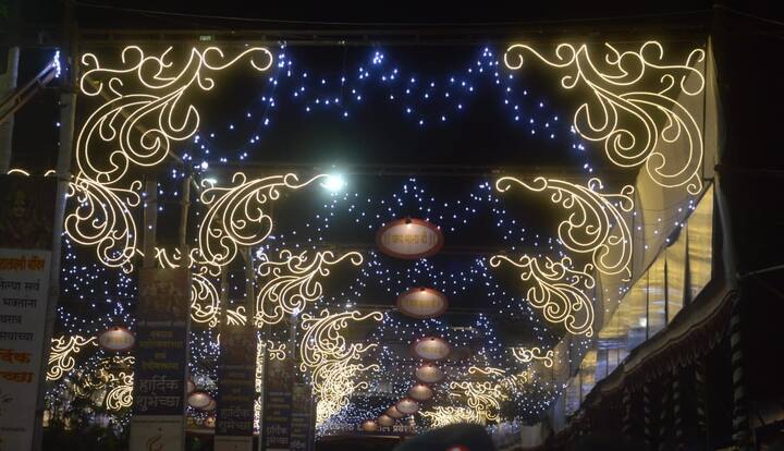 नवरात्रीनिमित्त श्री महालक्ष्मी मंदिर आणि मंदिराबाहेर आकर्षक सजावट करण्यात आली आहे.