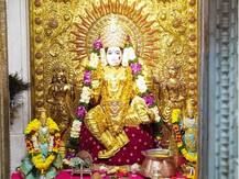 सोन्याची साडी परिधान केलेल्या पुण्यातील श्री महालक्ष्मी देवीचं मोहक रुप