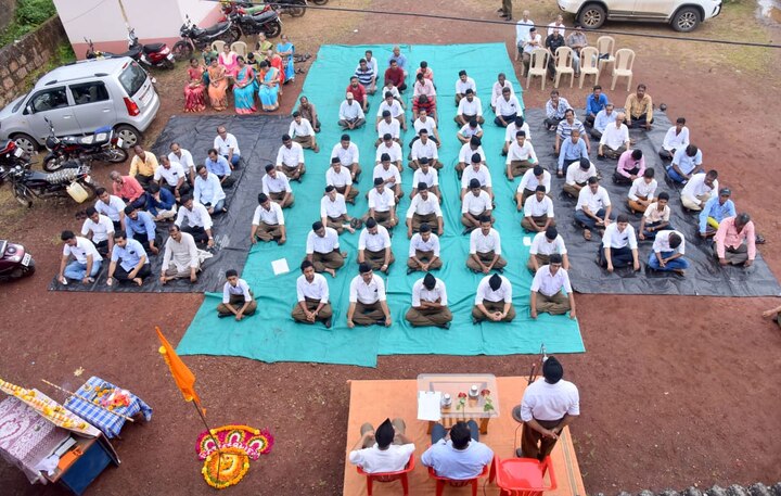  नितेश राणे राष्ट्रीय स्वयंसेवक संघाच्या कार्यकर्त्यांबरोबर मांडी घालून जमिनीवर बसल्याचे दिसून आले. हे पाहून राजकीय वर्तुळातील अनेकांच्या भुवया उंचावल्या आहेत.