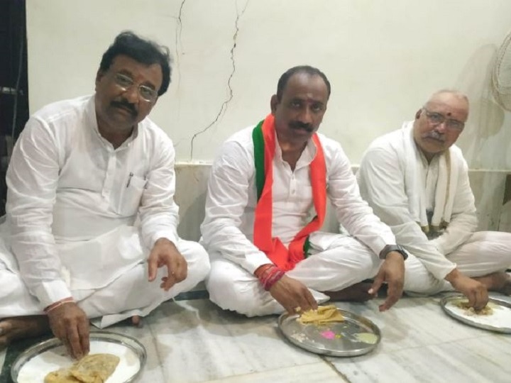 siddharam mhetre and sachin kalyanshetti get dinner together in akkalkot assembly election अक्कलकोटमध्ये प्रतिस्पर्धी उमेदवारांचा मांडीला मांडी लावून भोजनावर ताव