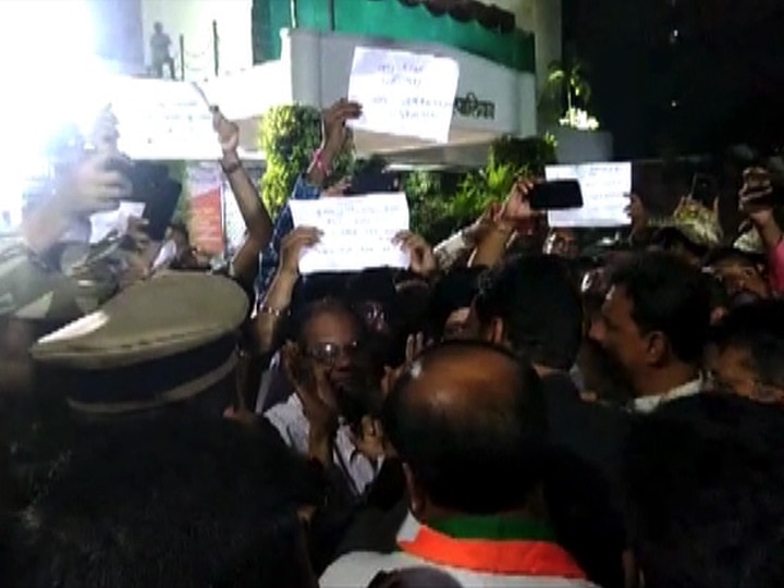 PMC Bank  Account holder protest in CM Devendra Fadnavis Rally in Thane मुख्यमंत्र्यांच्या ठाण्यातील प्रचारसभेत पीएमसी बँकेच्या खातेदारांचा राडा