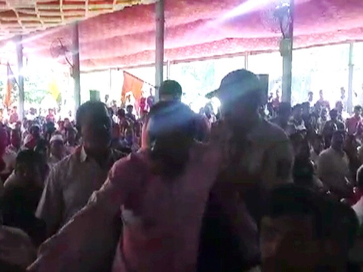 Pankaja munde rally in Pimpari chinchwad for laksham jagtap  चिंचवडमध्ये पंकजा मुंडेंच्या सभेत गोंधळ, घर बचाव कृती समितीचं आंदोलन
