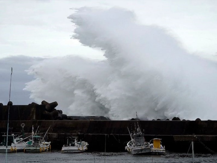 typhoon hagibis in japan - 11 killed and 17 missing जपानला 'हगिबीस' चक्रीवादळाचा तडाखा, 11 जणांचा मृत्यू, लाखो लोकांचं स्थलांतर