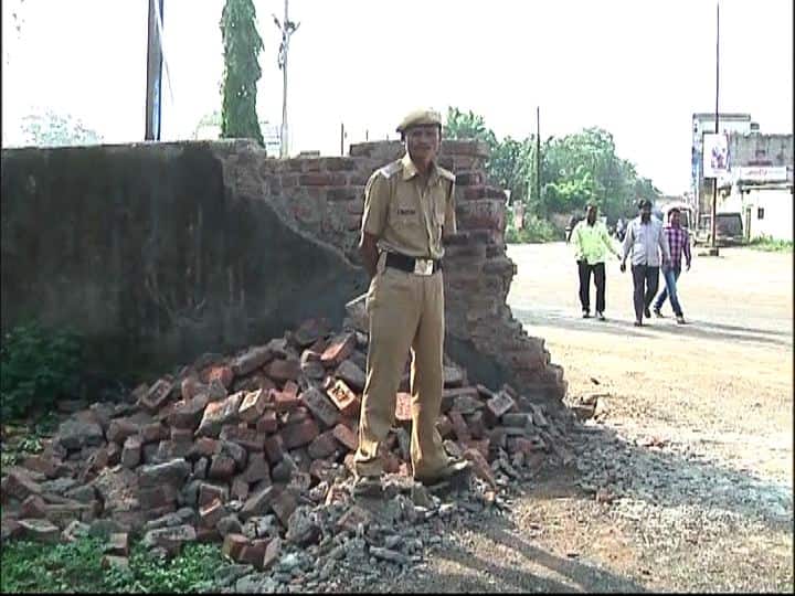 उद्धव ठाकरेंच्या सभेसाठी उस्मानाबादमध्ये जिल्हा परिषद शाळेची भिंत तोडली! Compound wall of Zilla Parishad school demolished for Uddhav Thackerays rally in Osmanabad उद्धव ठाकरेंच्या सभेसाठी उस्मानाबादमध्ये जिल्हा परिषद शाळेची भिंत तोडली!