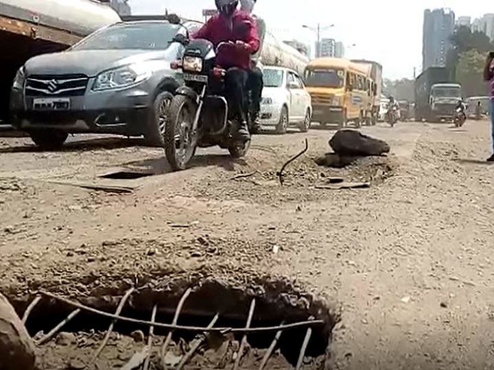 22 year old youth dies in accident due to potholes in  Mumbra thane ठाण्यात खड्ड्यांमुळे आणखी एक बळी, मुंब्रा परिसरात तरुणाचा मृत्यू