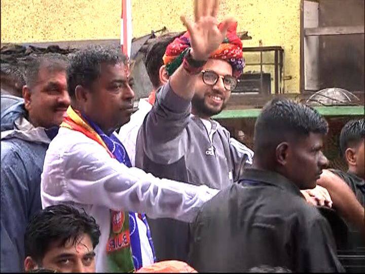 शरद पवारांच्या पावसातील सभेचं आदित्य ठाकरेंकडून कौतुक, उद्धव ठाकरेंचा मात्र पवारांवर निशाणा Aditya Thackeray praises Sharad Pawar but Uddhav Thackeray criticizes शरद पवारांच्या पावसातील सभेचं आदित्य ठाकरेंकडून कौतुक, उद्धव ठाकरेंचा मात्र पवारांवर निशाणा