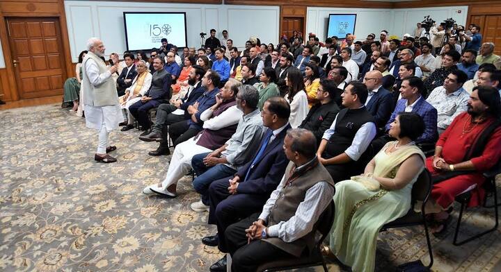 महात्मा गांधींच्या विचारांना सिनेमांच्या माध्यमातून जगभरात प्रसारित करा असं आवाहन मोदींनी यावेळी कलाकारांना केलं.