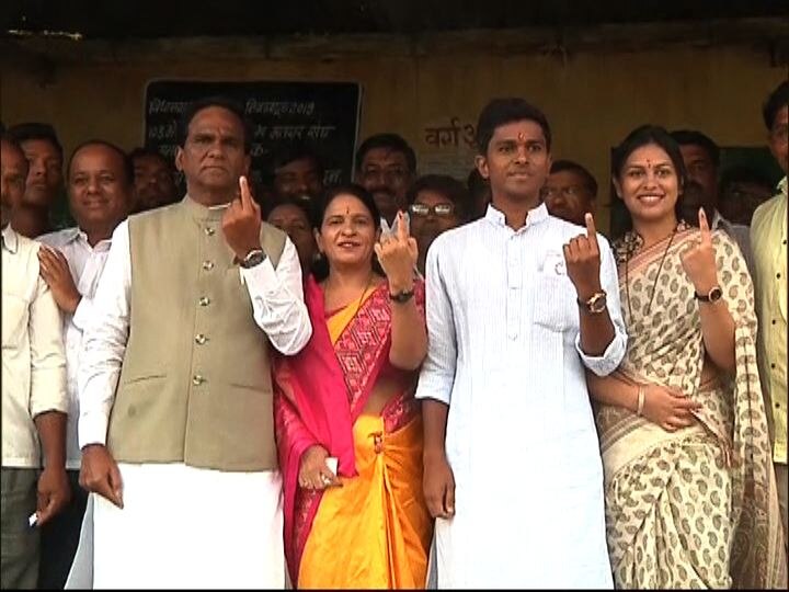 केंद्रीय मंत्री रावसाहेब दानवे यांनी सहकुटूंब मतदान केलं. 