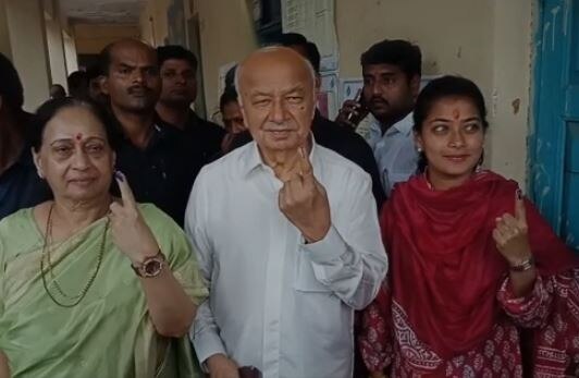 सुशील कुमार शिंदे यांनी सहकुटुंब मतदान केलं. 