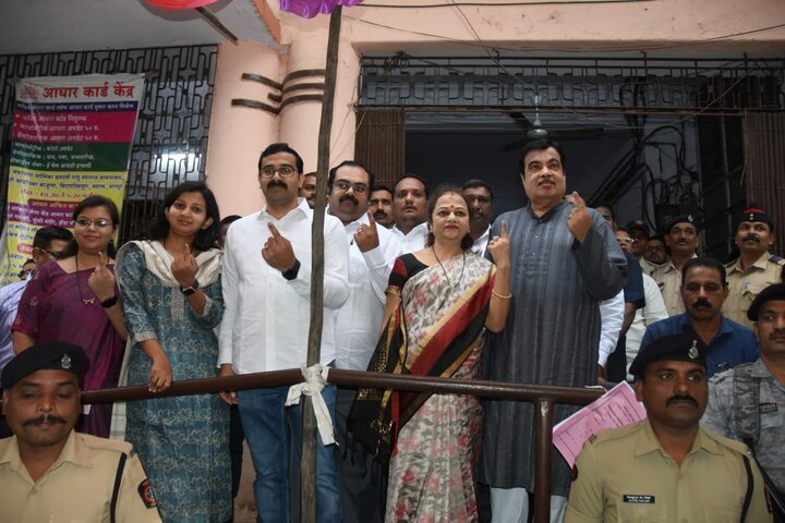 नितीन गडकरी यांनीही सहकुटुंब नागपुरात आपलं मतदान केलं. 