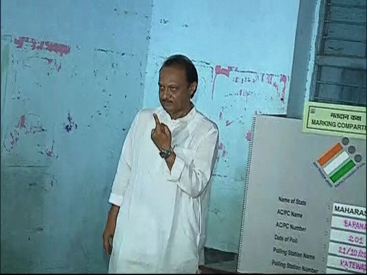 अजित पवारांनी सपत्नीक मतदानाचा हक्क बजावला. 
