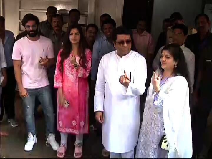 राज ठाकरेंनीही दादर येथील बालमोहन विद्यालयात सहकुटुंब मताधिकार बजावला. यावेळी पत्नी शर्मिला ठाकरे आणि अमित ठाकरे उपस्थित होते. 