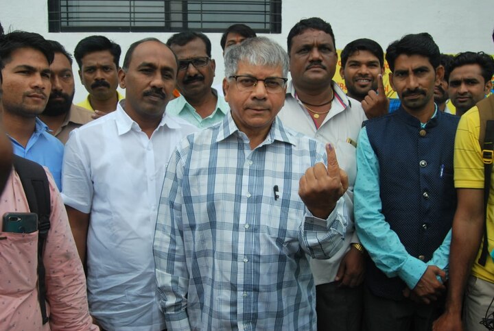 प्रकाश आंबेडकरांनीही मताधिकार बजावला. 