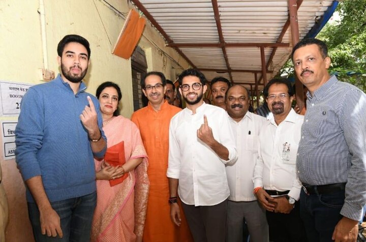 उद्धव ठाकरे यांनी सहकुटुंब मुंबईत मतदान केलं. यावेळी पत्नी रश्मी ठाकरे, आदित्य ठाकरे, तेजस ठाकरे उपस्थित होते. 