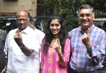 Maharashtra Election 2019 Voting | दिग्गजांनी बजावला मतदानाचा हक्क