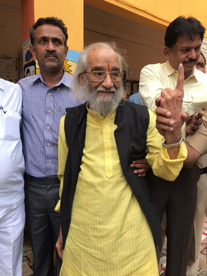 वयाच्या 97 व्या वर्षी शिवशाहीर बाबासाहेब पुरंदरे यांनी बजावला मतदानाचा हक्क