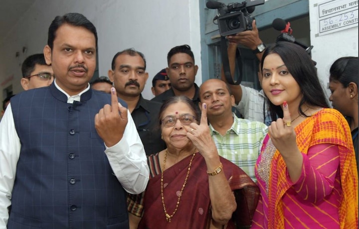 नागपूरमध्ये मुख्यमंत्री देवेंद्र फडणवीस यांचं कुटुंबियांसह मतदान केलं.  