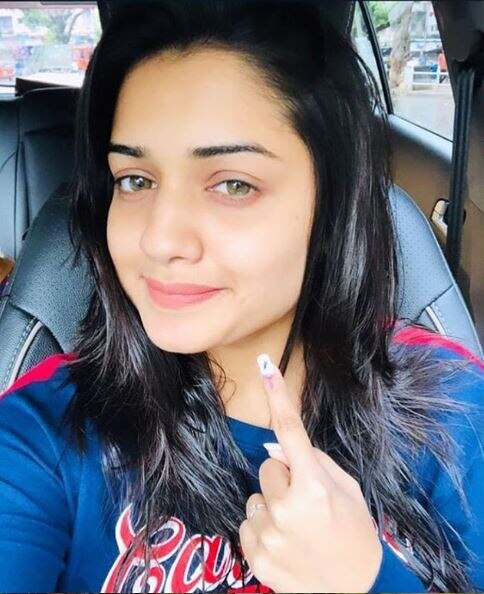 हृता दुर्गुळे 