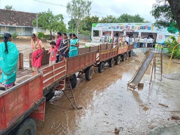 मतदारांसाठी ट्रॅक्टरच्या ट्रॉल्यांच्या पायघड्या, पाण्यातून वाट काढणाऱ्या बारामतीतील नव्या पॅटर्नची चर्चा Baramati Kambleshwar Polling center tractor trolley way for voters मतदारांसाठी ट्रॅक्टरच्या ट्रॉल्यांच्या पायघड्या, पाण्यातून वाट काढणाऱ्या बारामतीतील नव्या पॅटर्नची चर्चा