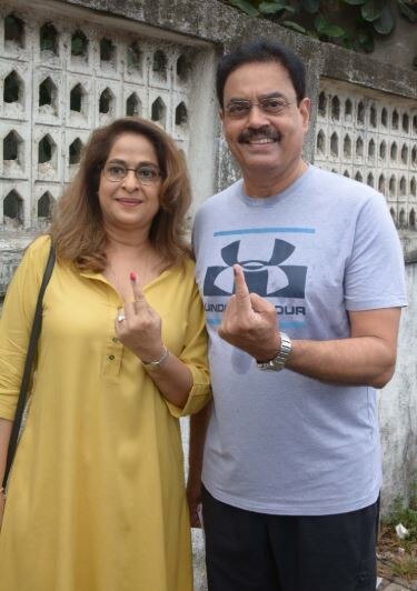 माजी क्रिकेटर दिलीप वेंगसरकर यांनीदेखील मतदानाचा हक्क बजावला.