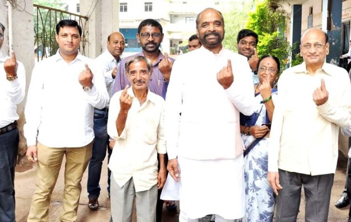 माजी केंद्रीय गृहराज्यमंत्री हंसराज अहिर यांनी कार्यकर्त्यांसह मतदान केले.