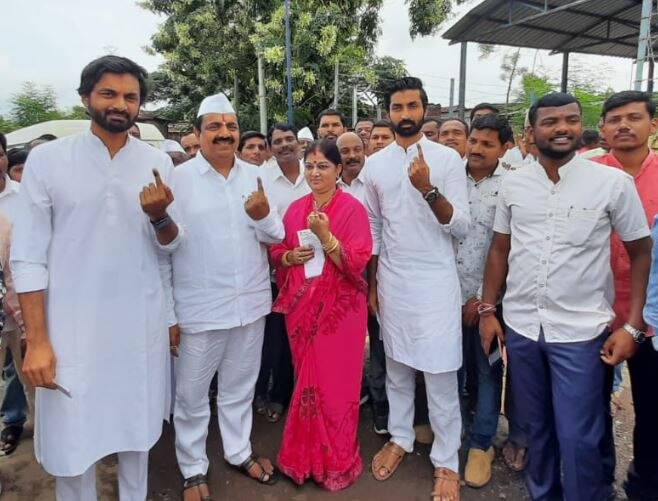 राष्ट्रवादीचे नेते जयंत पाटील यांनी सहकुटुंब मतदान केले.