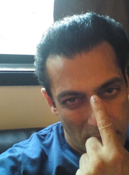 बॉलिवूडचा सल्लूभाई अर्थात सलमान खाने याने दुपारी वांद्रे येथील मतदान केंद्रावर जाऊन मतदान केले.