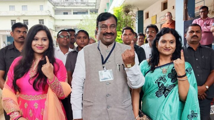 वनमंत्री सुधीर मुनगंटीवार यांनी मतदान केले, यावेळी त्यांची पत्नी आणि मुलगीदेखील सोबत होती.