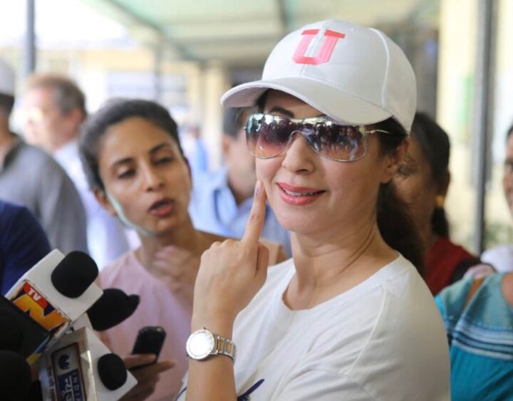 बॉलिवूड अभिनेत्री उर्मिला मातोंडकरने मतदानाचा हक्क बजावला.