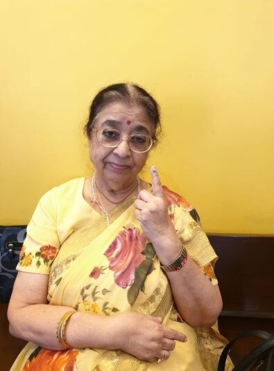 ज्येष्ट गायिका उषा मंगेशकर यांनी मतदानाचा हक्क बजावला.