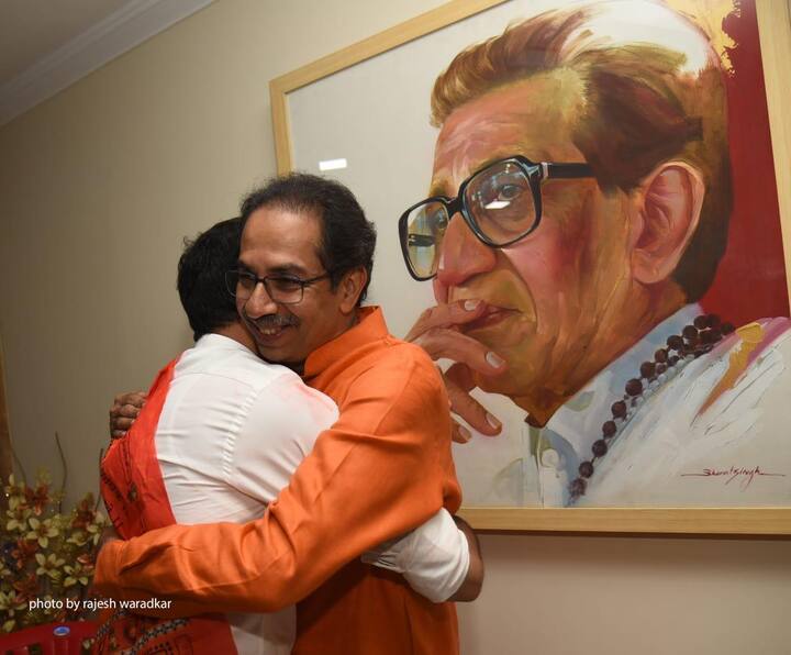 वरळीतून निवडून आलेले शिवसेनेचे 'युवराज' अर्थात आदित्य ठाकरे हे ठाकरे घराण्यातील पहिले व्यक्ती ठरले जे विधानसभेत जातील. विजयानंतर आपले वडील शिवसेना पक्ष प्रमुख उद्धव ठाकरेंना त्यांनी मिठी मारली. (फोटो- राजेश वराडकर) 
