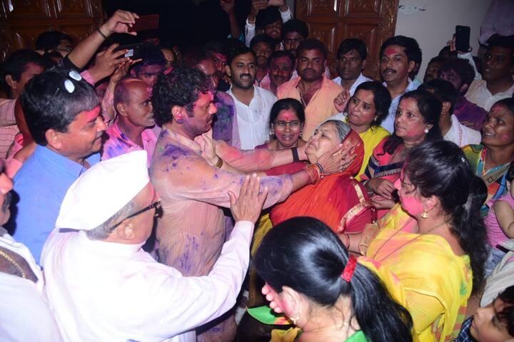 परळीच्या लढतीकडे अवघ्या राज्याचे लक्ष लागून होते. इथं धनंजय मुंडे यांनी पंकजा मुंडे यांचा पराभव केला. विजयोत्सवानंतर घरी पोहोचल्यावर धनंजय मुंडे यांच्या आईंना अश्रू अनावर झाले.