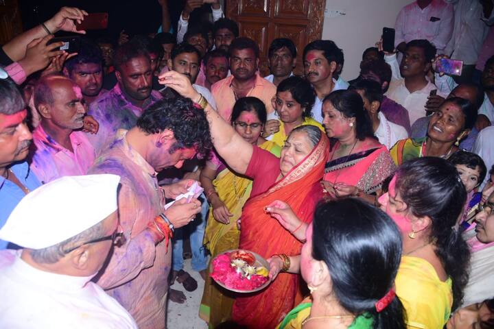 यावेळी उपस्थितांचे देखील डोळे पाणावले. 