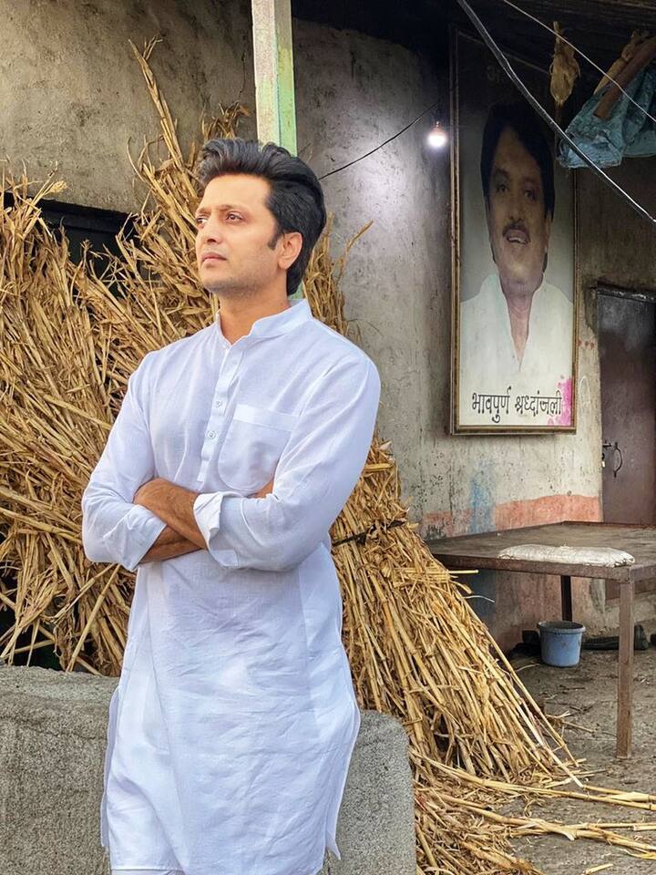 लातूर शहरमधून अमित देशमुख आणि लातूर ग्रामीण मधून धीरज देशमुख विजयी झाले. या निवडणुकीत दोघांच्या प्रचाराची धुरा भाऊ रितेशने सांभाळली. विजयानंतर रितेशने वडील विलासराव देशमुख यांची आठवण काढत हा फोटो शेअर केला. 