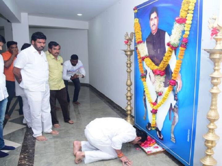 विजयानंतर धनंजय मुंडे स्वर्गीय गोपीनाथ मुंडेंच्या समाधीसमोर नतमस्तक, म्हणाले... Dhananjay Munde in Gopinathgad gopinath munde pandit munde pankaja munde parali beed विजयानंतर धनंजय मुंडे स्वर्गीय गोपीनाथ मुंडेंच्या समाधीसमोर नतमस्तक, म्हणाले...