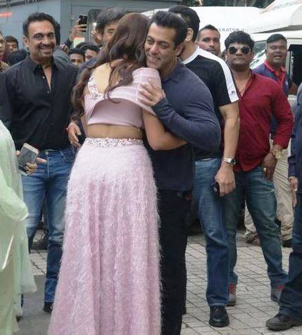 गुलाबी रंगाच्या ड्रेसमध्ये सई अतिशय सुंदर दिसत होती. तर कॅज्युअल कपड्यांमध्ये आलेल्या सलमानसोबत फोटोसाठी पोज देत होती.
