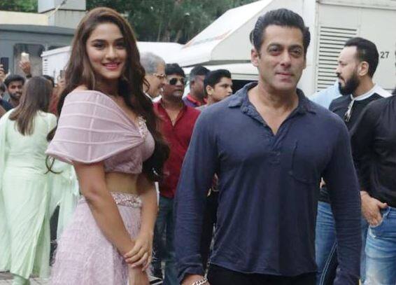कमी वयाच्या अभिनेत्रींसोबत काम करण्याची सलमान खानची ही पहिली वेळ आहे. याआधी त्याने सोनाक्षी सिन्हा आणि सोनम कपूरसोबत काम केलं आहे.
