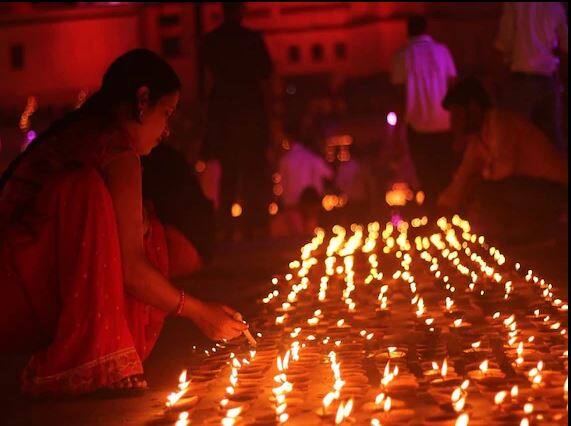 दिवाळीच्या पूर्वसंधेला संपूर्ण अयोध्येत सहा लाख दिवे प्रज्वलित करण्यात आले. फक्त अयोध्येच्या घाटावर चार लाख दहा हजार दिवे लावण्यात आले. 