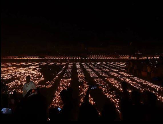 या दिव्यांमुळे संपूर्ण अयोध्या दिव्यांच्या प्रकाशाने लखलखून निघाली. गिनिज बुक ऑफ वर्ल्ड रेकॉर्डनेही या उपक्रमाची दखल घेतली आहे. 