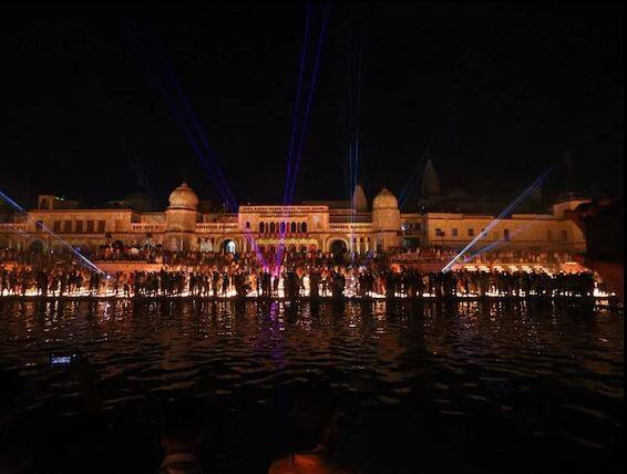 उत्तरप्रदेशचे मुख्यमंत्री योगी आदीत्यनाथ यांनी अयोध्येतील दिवाळी अधिक स्पेशल करण्यासाठी खास कार्यक्रमाचं आयोजन करण्यात आलं होतं. 