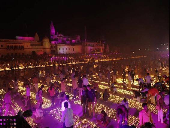 दिव्यांच्या रोषणाईसोबतच जवळपास 226 कोटींचा निधी असलेल्या योजनांचंही लोकार्पण करण्यात येईल. 