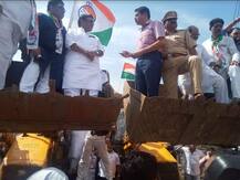 उड्डाणपुलासाठी राष्ट्रवादी आक्रमक, नवाब मलिक जेसीबीवर चढले, आश्वासनानंतर आंदोलन मागे