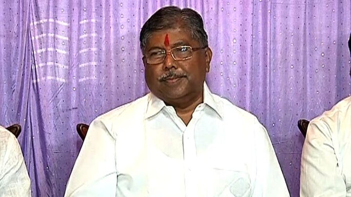 sanjay mandlik is responsible for lost in kolhapur assembly election says Chandrkant Patil कोल्हापुरातील पराभवाला संजय मंडलिक जबाबदार, चंद्रकांत पाटील यांचा आरोप