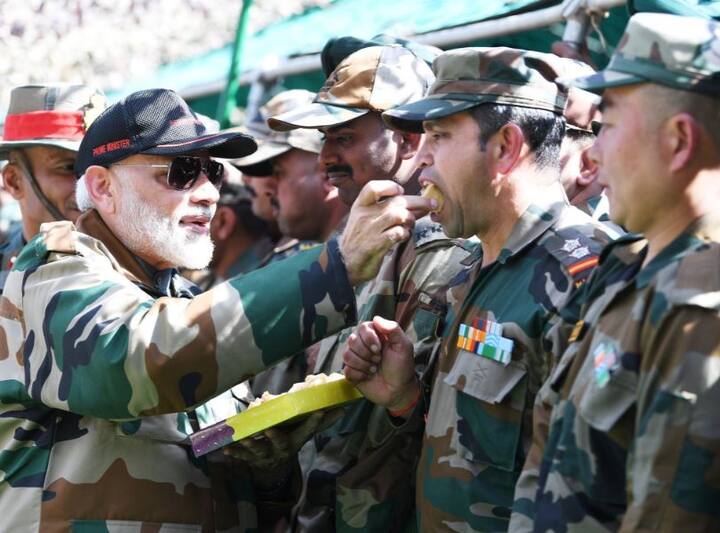 पंतप्रधान नरेंद्र मोदी यांनी आपल्या हातानी जवानांना मिठाई भरवत दिवाळीच्या शुभेच्छा दिल्या आहेत. 